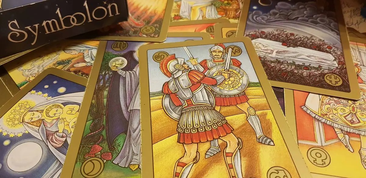 Online course on the Symbolon Oracle deck